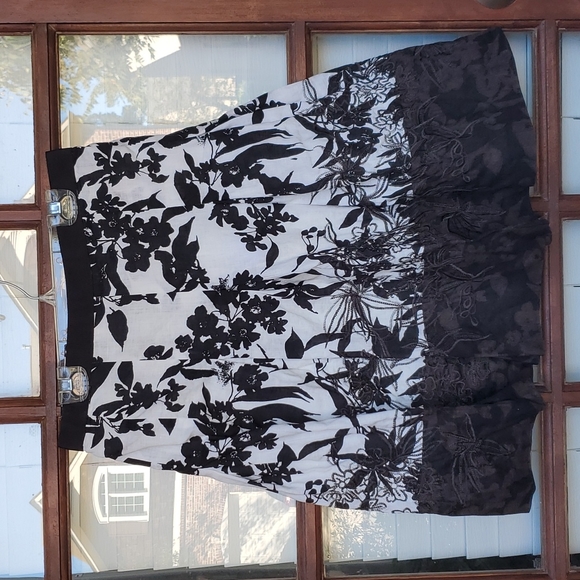 Ann Taylor Dresses & Skirts - Ann Taylor Black and White Embroidered Skirt
